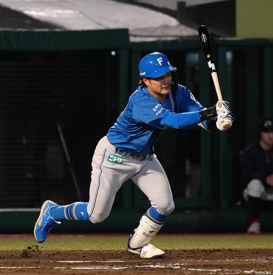 3回表、内野安打を放つ奈良間選手