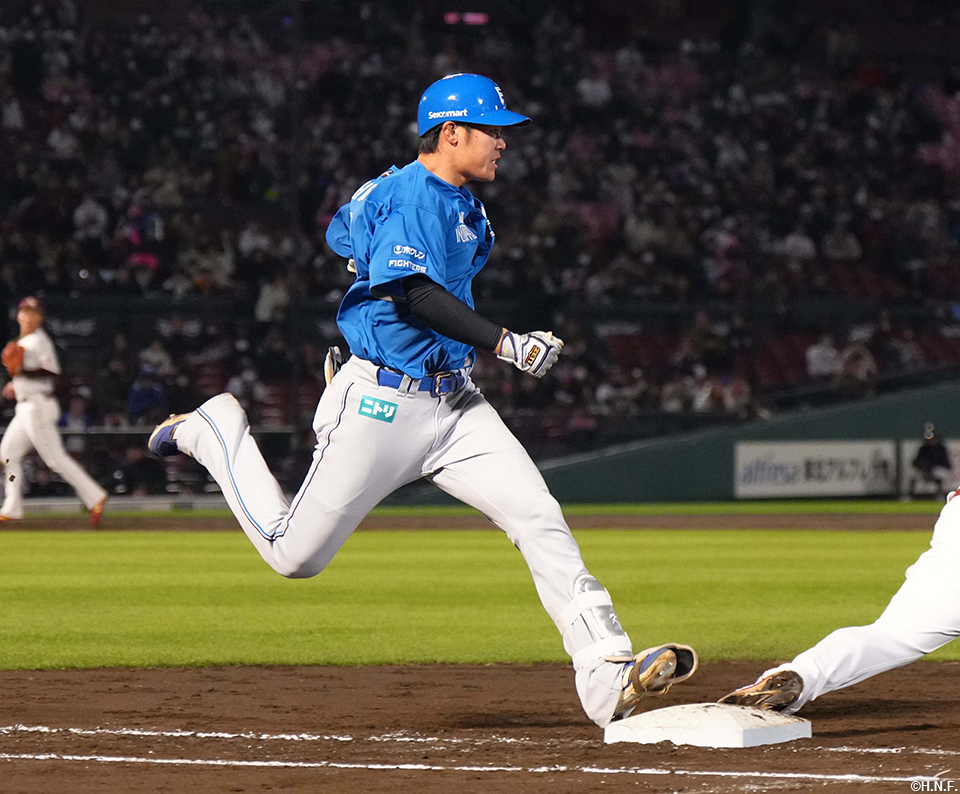 3回表、内野安打を放つ吉田選手