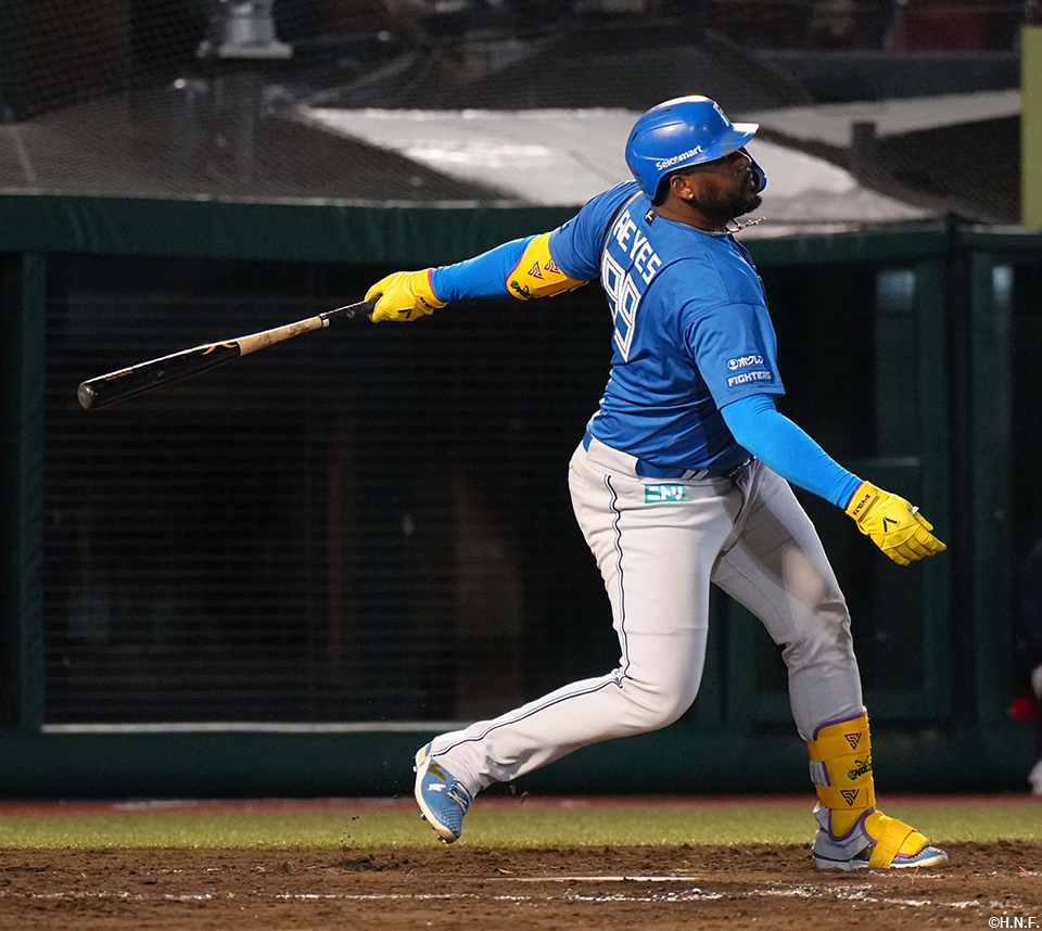 5回表、勝ち越しの適時二塁打を放つレイエス選手