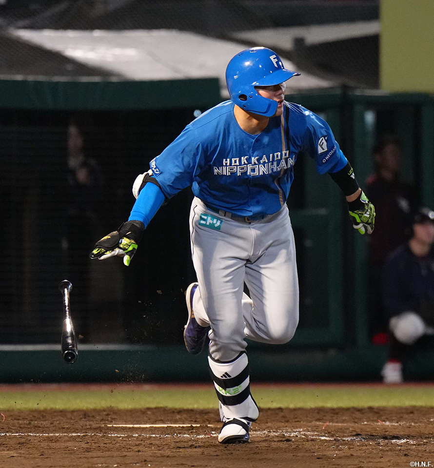 5回表、適時二塁打を放つ清宮選手