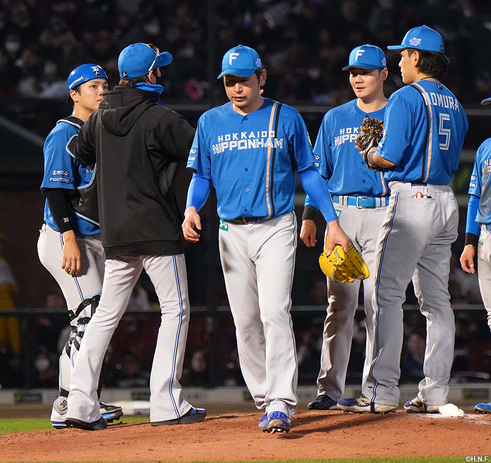 6回裏、降板する加藤貴投手