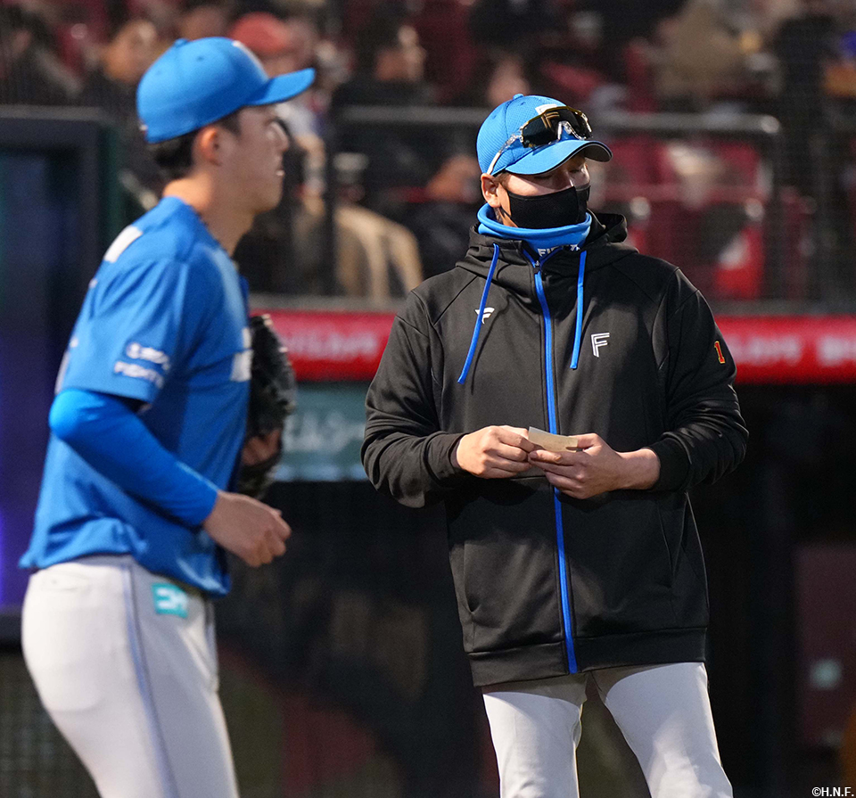 7回裏、マウンドに上がる柳川投手と新庄監督