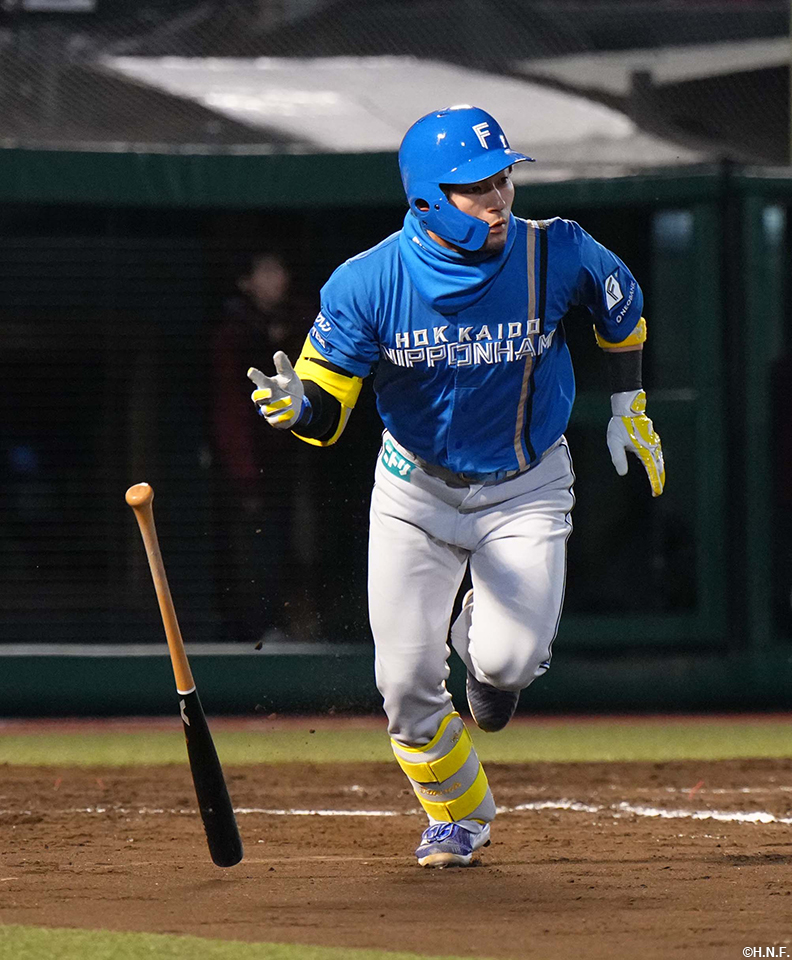 8回表、走者一掃の3点適時三塁打を放つ水野選手