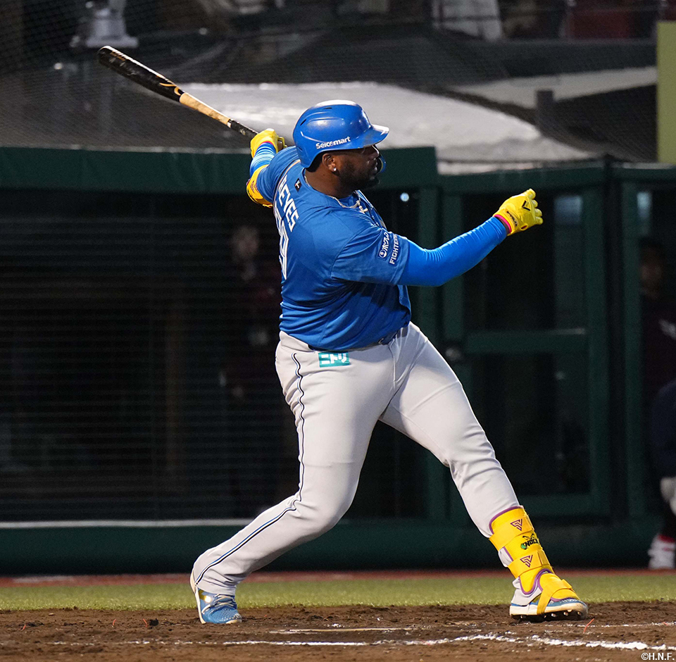 8回表、レフトへ適時打を放つレイエス選手