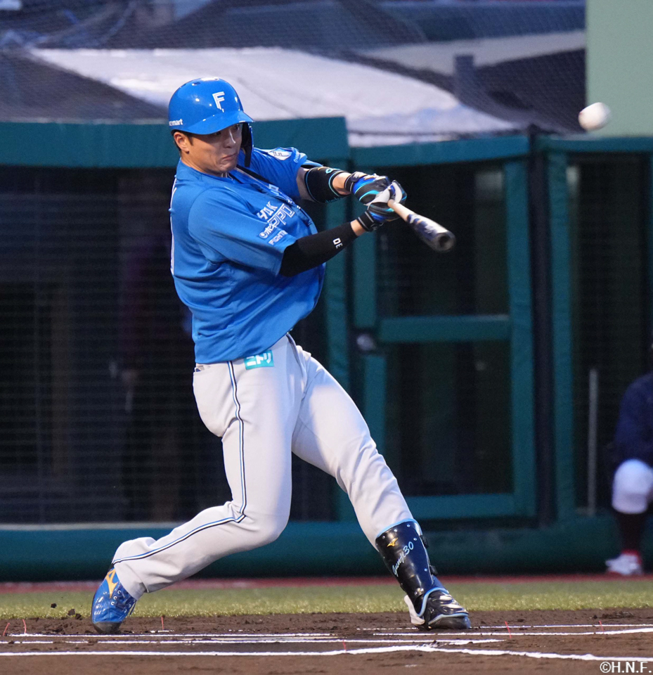 1回表、センターへ二塁打を放つ郡司選手