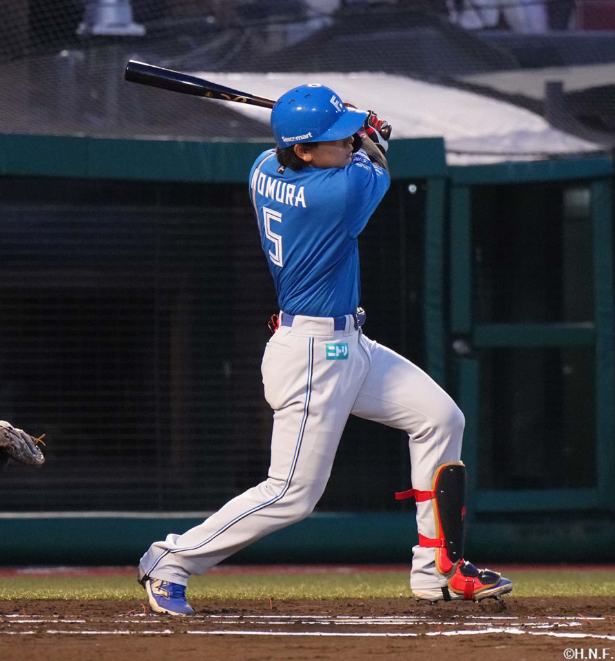 1回表、レフトへ先制の適時二塁打を放つ野村選手01