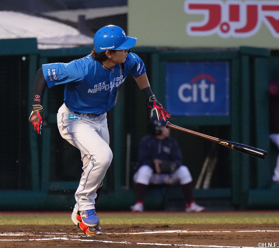 1回表、レフトへ先制の適時二塁打を放つ野村選手02