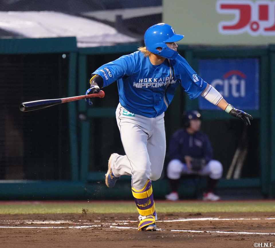 1回表、レフトへ適時打を放つ田宮選手