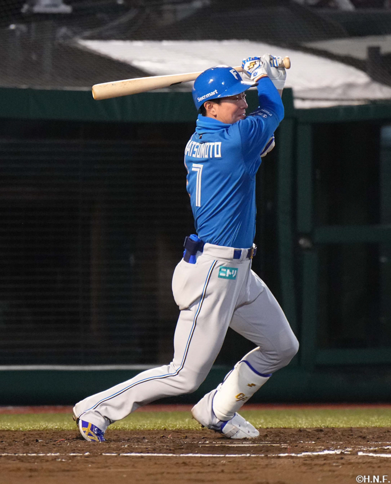 2回表、センターへヒットを放松本剛選手