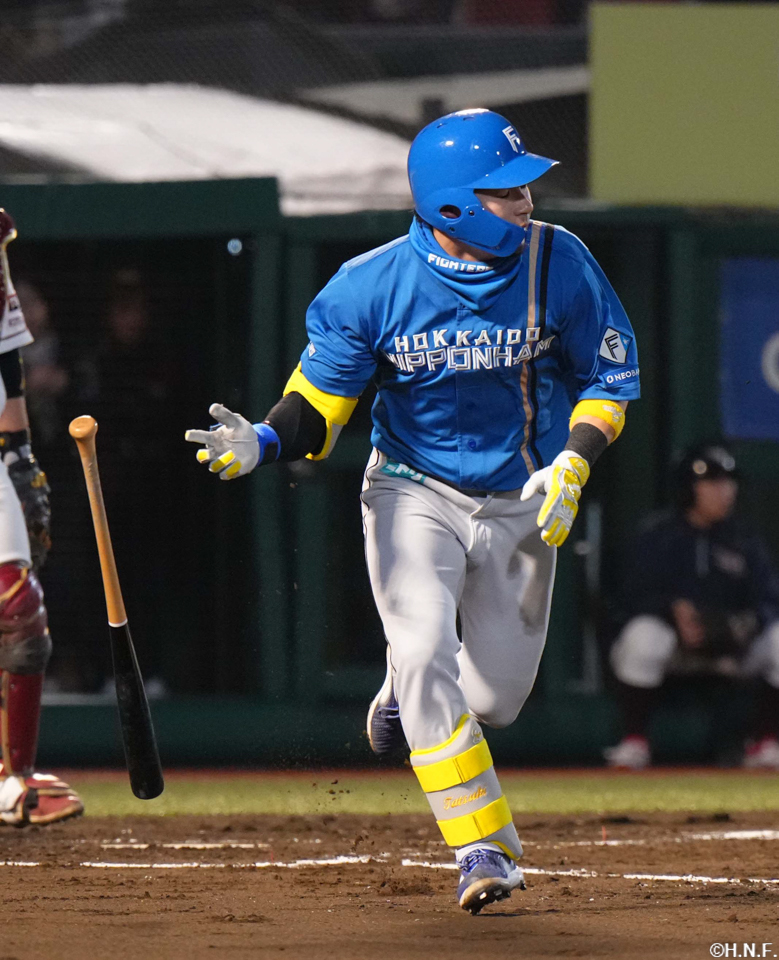 2回表、センターへヒットを放つ水野選手