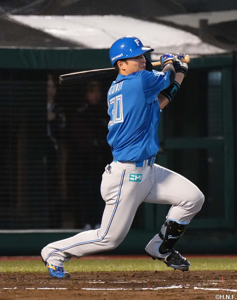 2回表、センターへヒットを放つ郡司選手