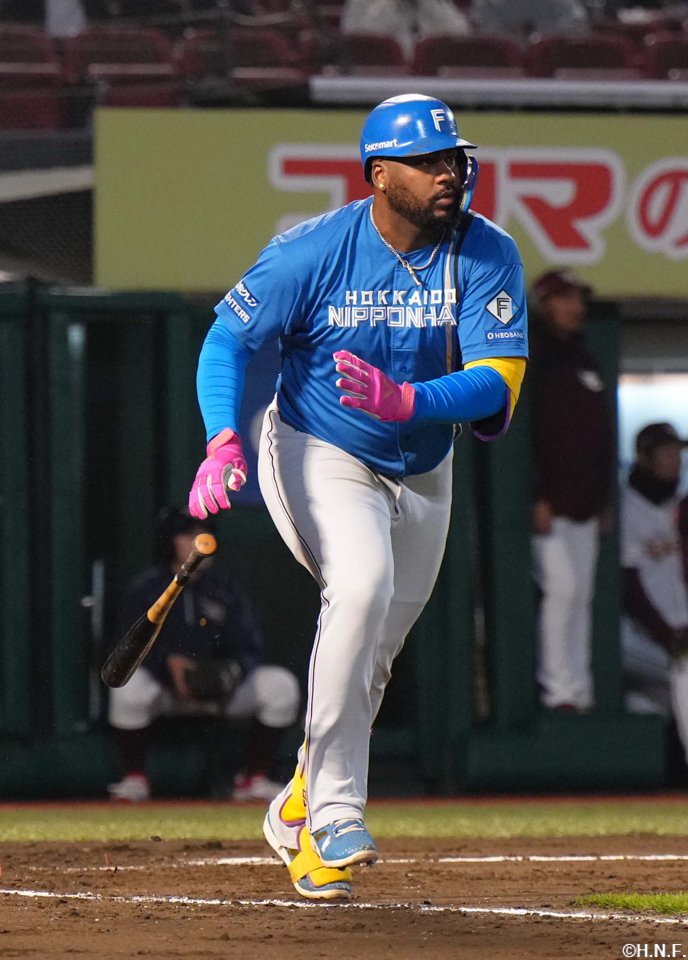 2回表、ライトへ適時打を放つレイエス選手01