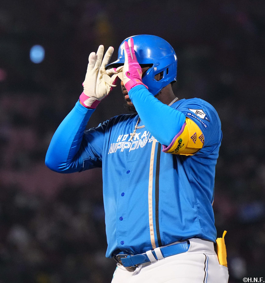 2回表、ライトへ適時打を放つレイエス選手02