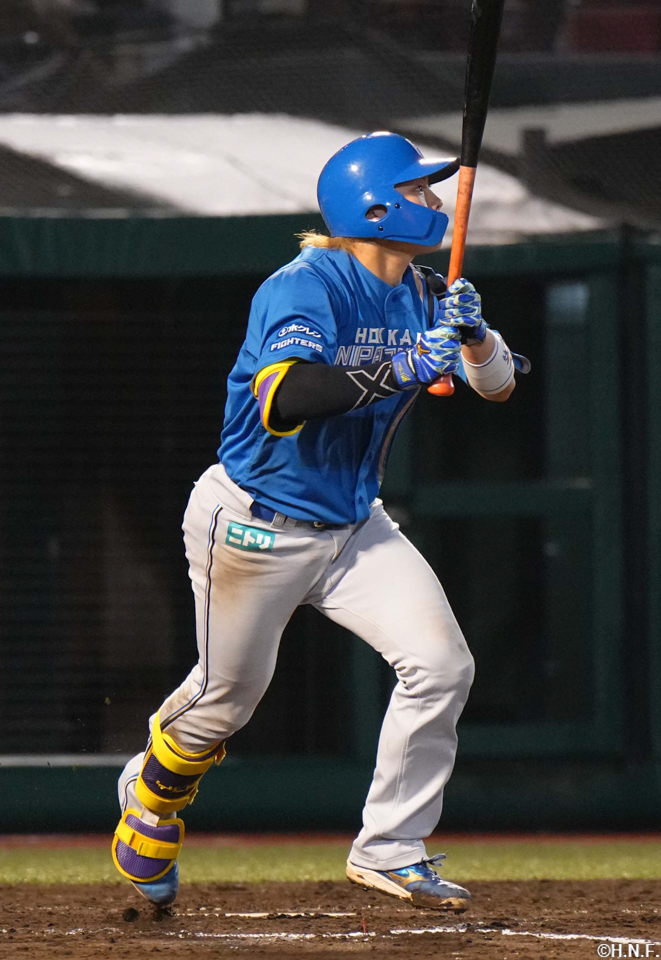 3回表、センターへヒットを放つ田宮選手