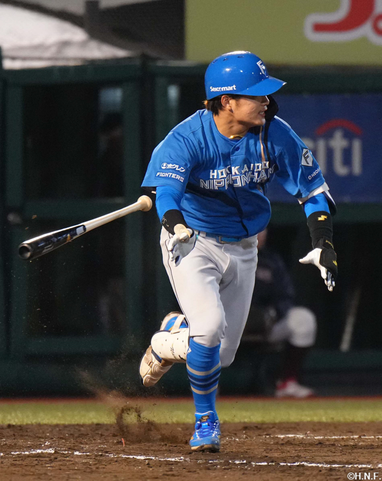 3回表、レフトへヒットを放つ奈良間選手