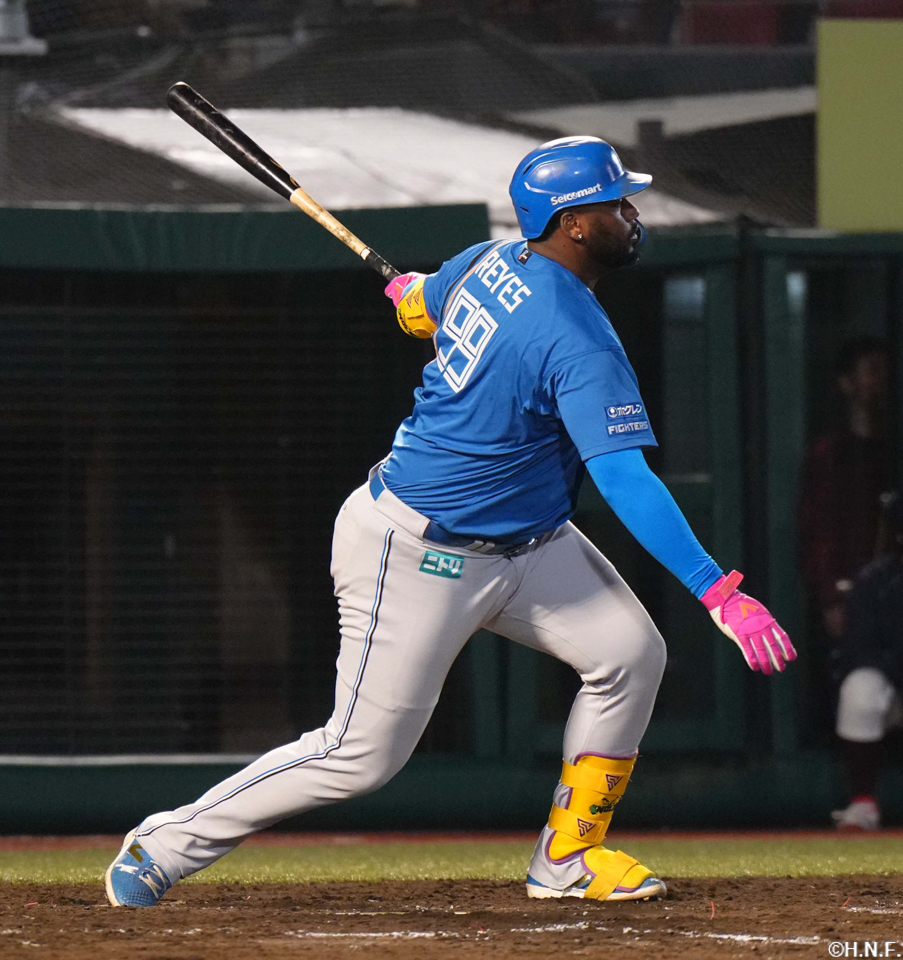 4回表、レフトへ二塁打を放つレイエス選手