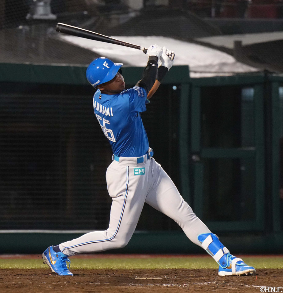 4回表、ライトへ2点適時二塁打を放つ万波選手