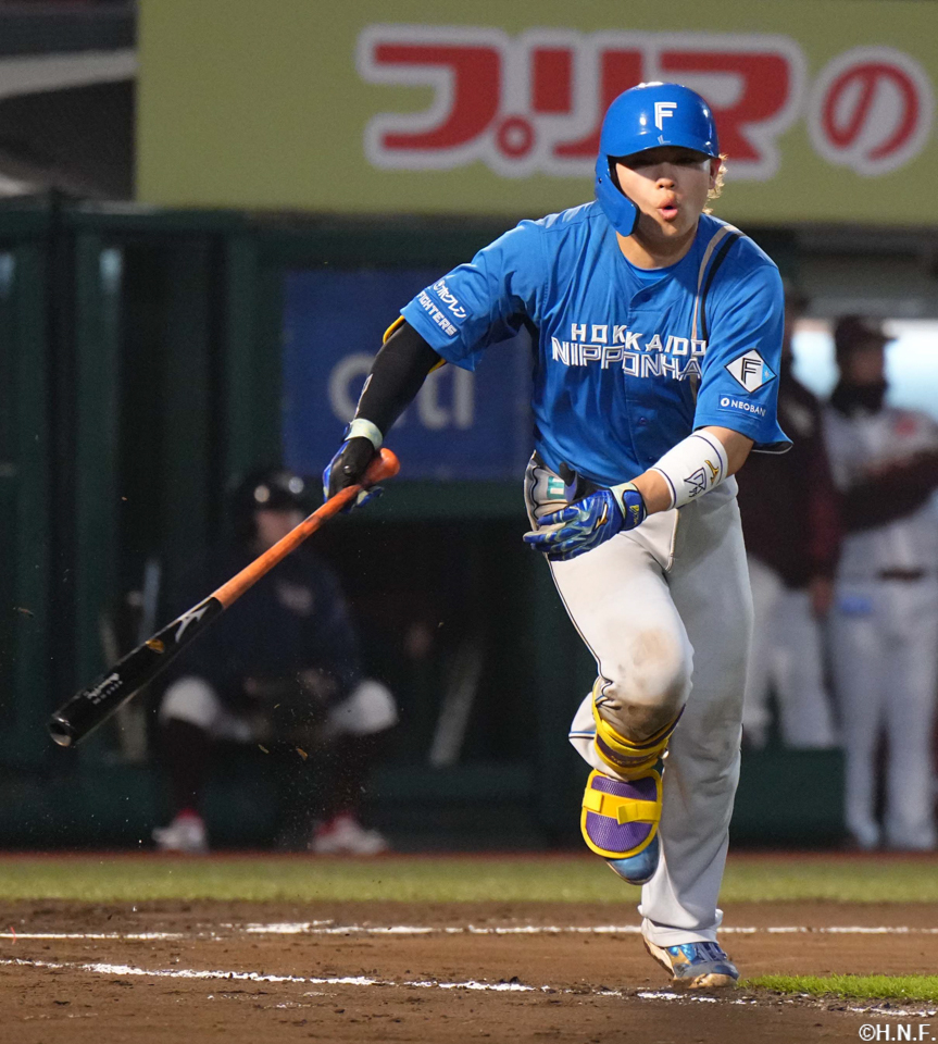 7回表、センターへヒットを放つ田宮選手