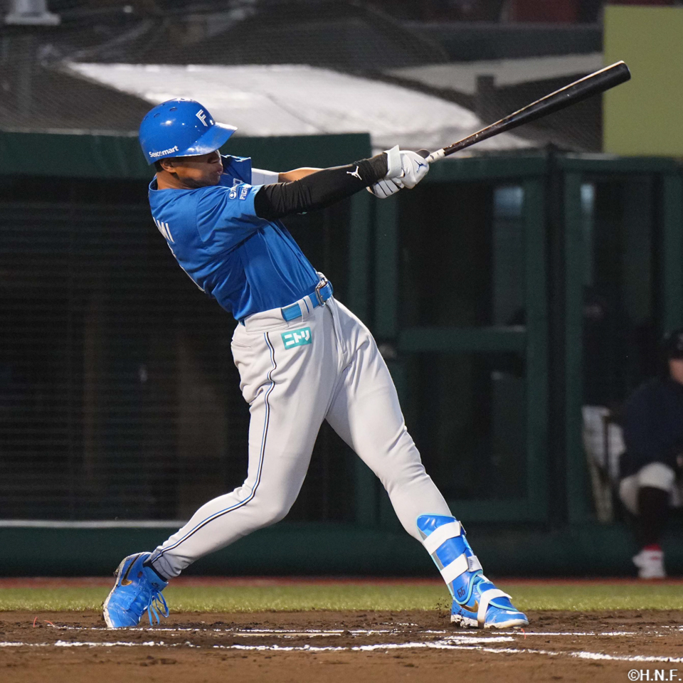 7回表、レフトへヒットを放つ万波選手