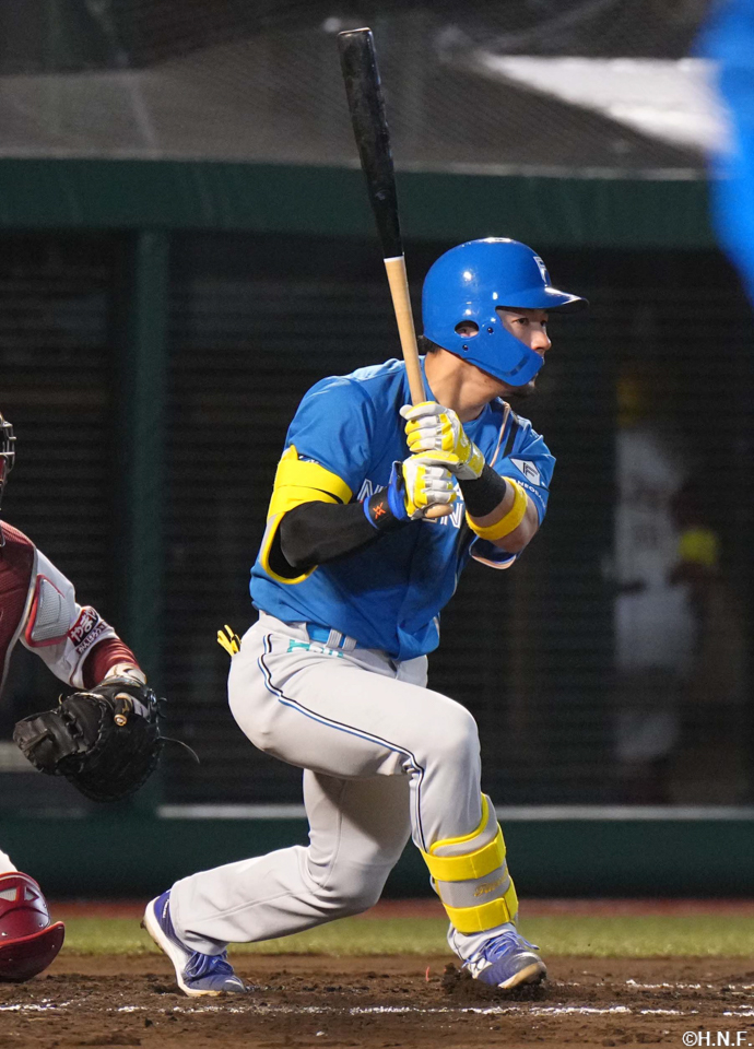 7回表、ライトへ適時打を放つ水野選手