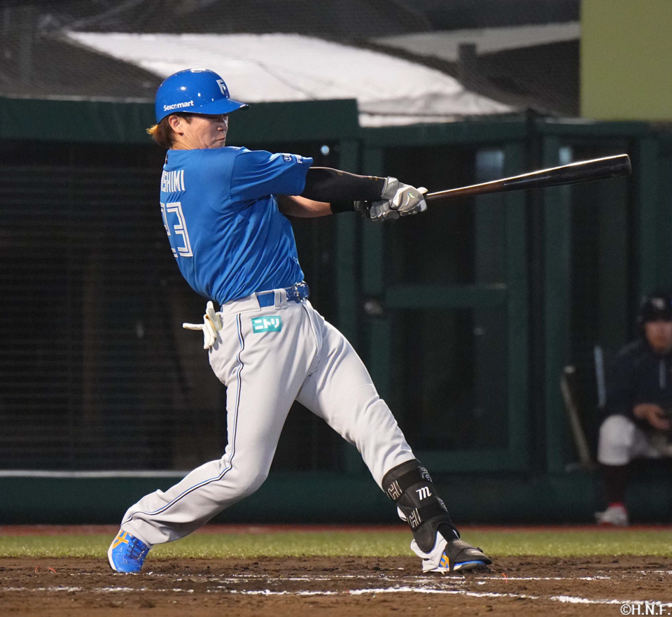 8回表、代打で本塁打を放つ伏見選手01