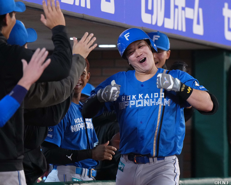 8回表、代打で本塁打を放つ伏見選手02