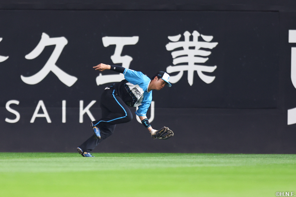 1回表、好守をみせる郡司選手