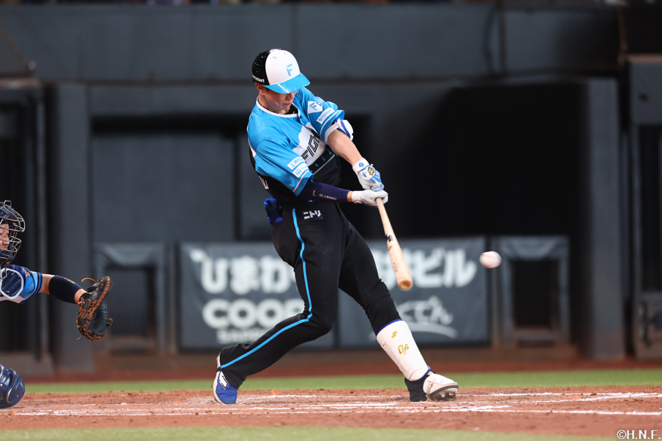 3回裏、センターへヒットを放つ松本剛選手01