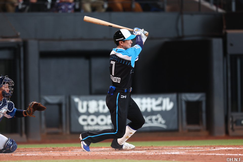 3回裏、センターへヒットを放つ松本剛選手02