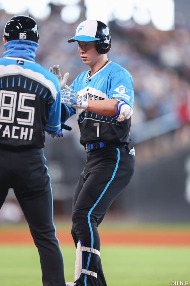 3回裏、センターへヒットを放つ松本剛選手03