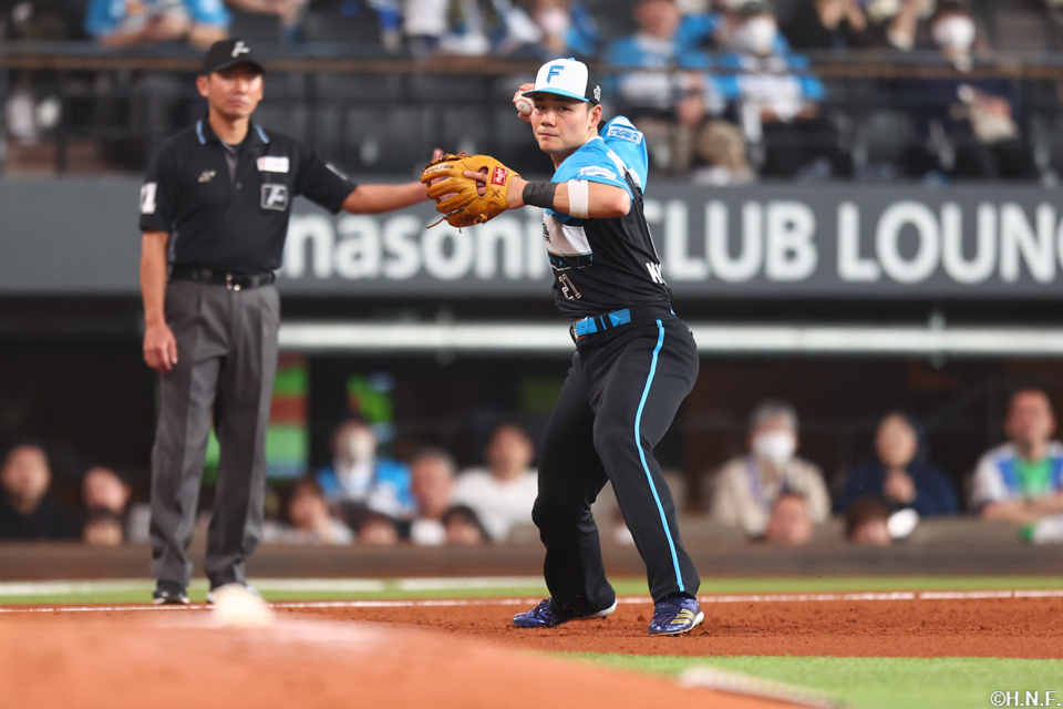 4回表、一塁へ送球する清宮選手