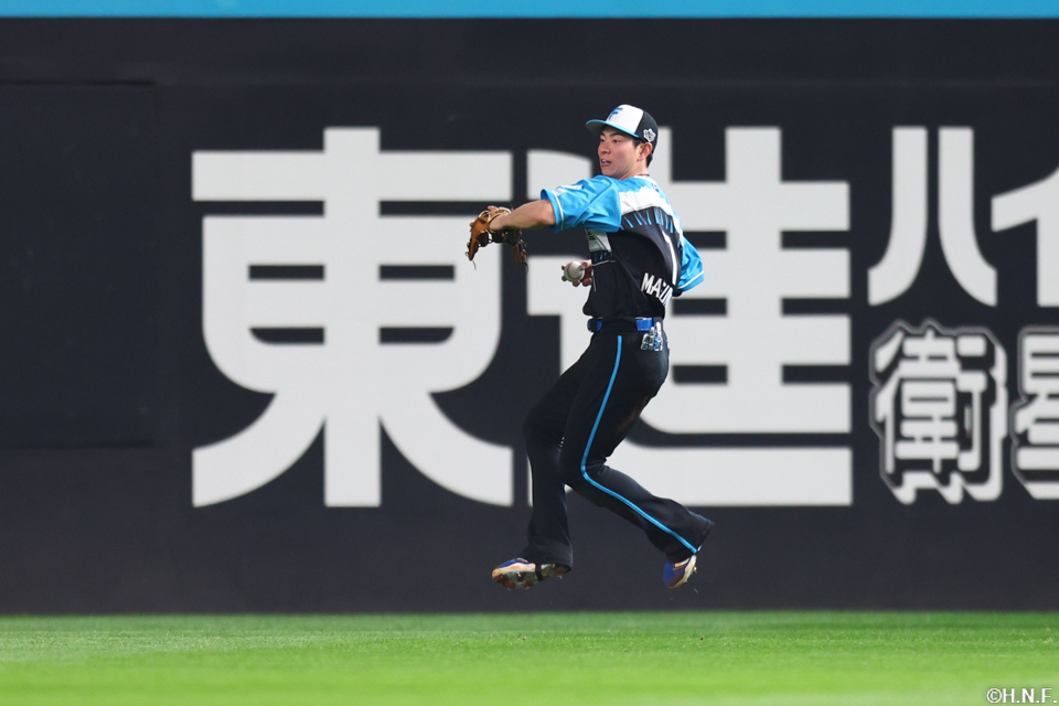 4回表、内野へ返球する松本剛選手