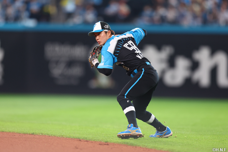 4回表、一塁へ送球する奈良間選手