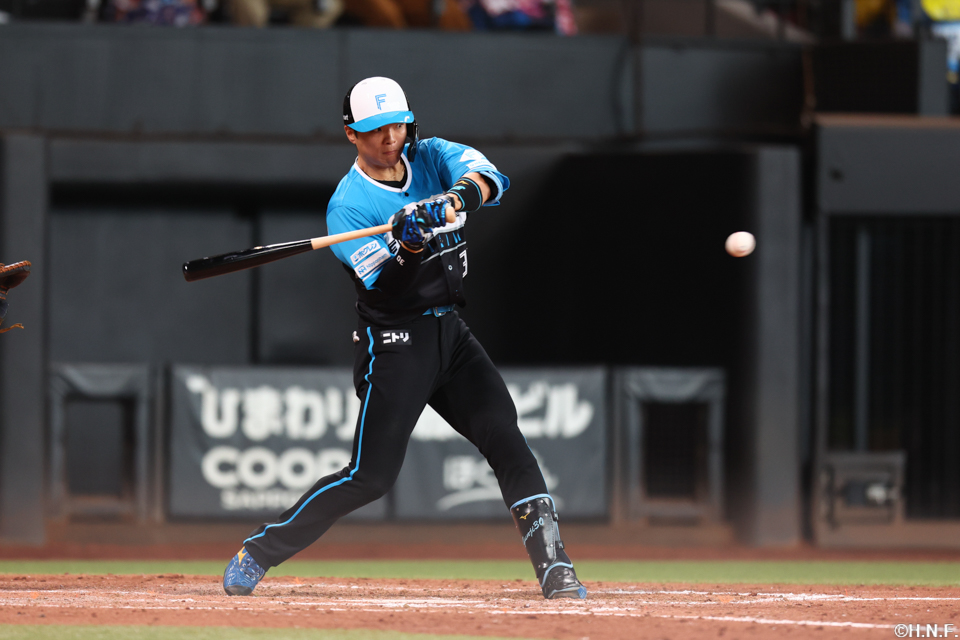 5回裏、内野安打を放つ郡司選手01