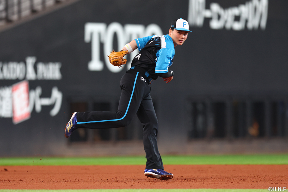 7回表、好守をみせる清宮選手