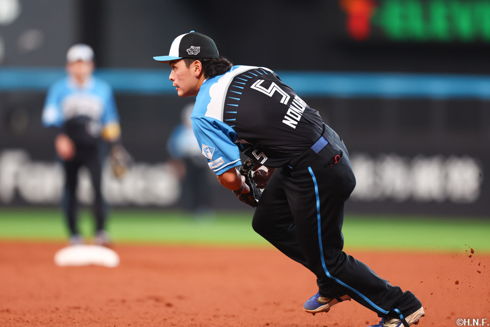 7回表、一塁へ送球する野村選手