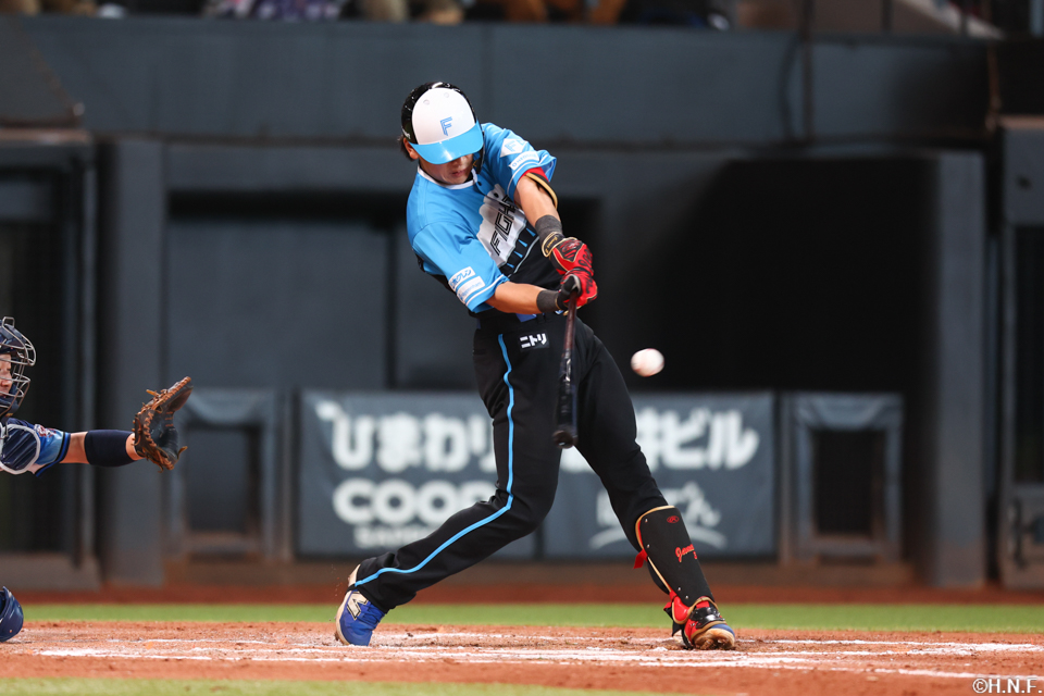 7回裏、ライトへヒットを放つ野村選手01