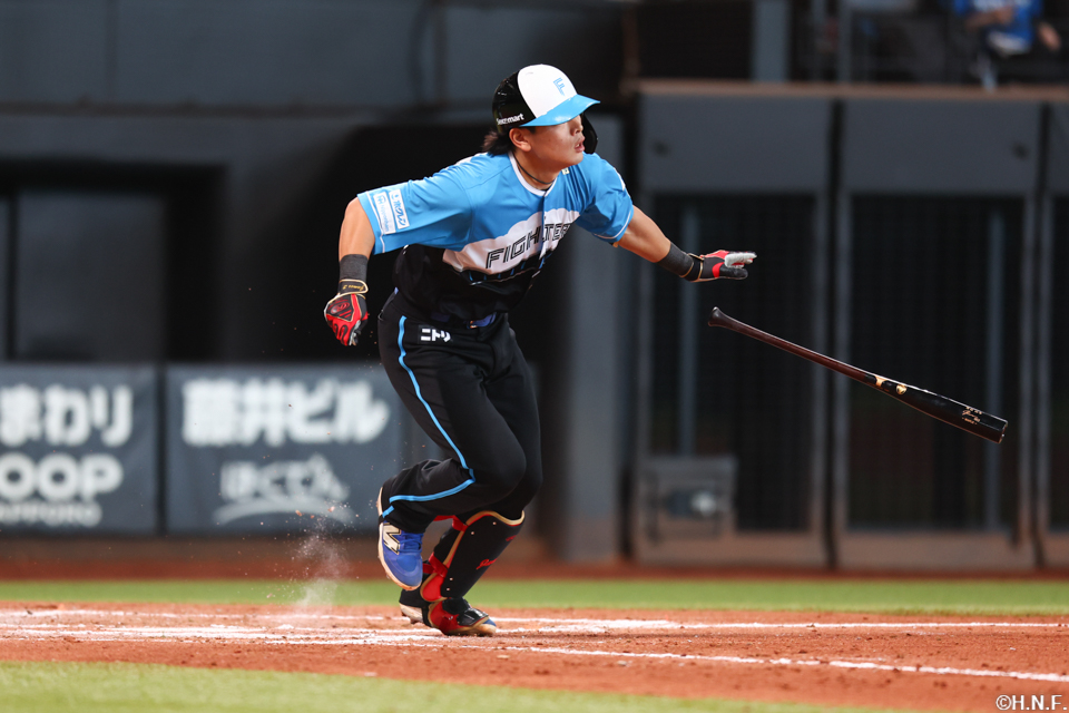 7回裏、ライトへヒットを放つ野村選手02