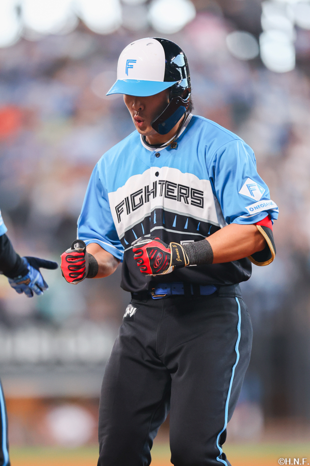 7回裏、ライトへヒットを放つ野村選手03