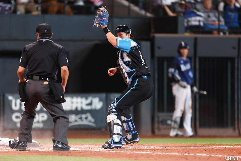 8回表、三塁走者をアウトにする伏見選手
  