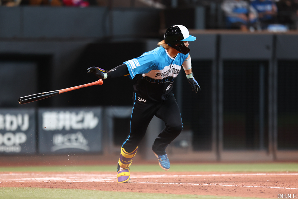 8回裏、レフトへヒットを放つ田宮選手