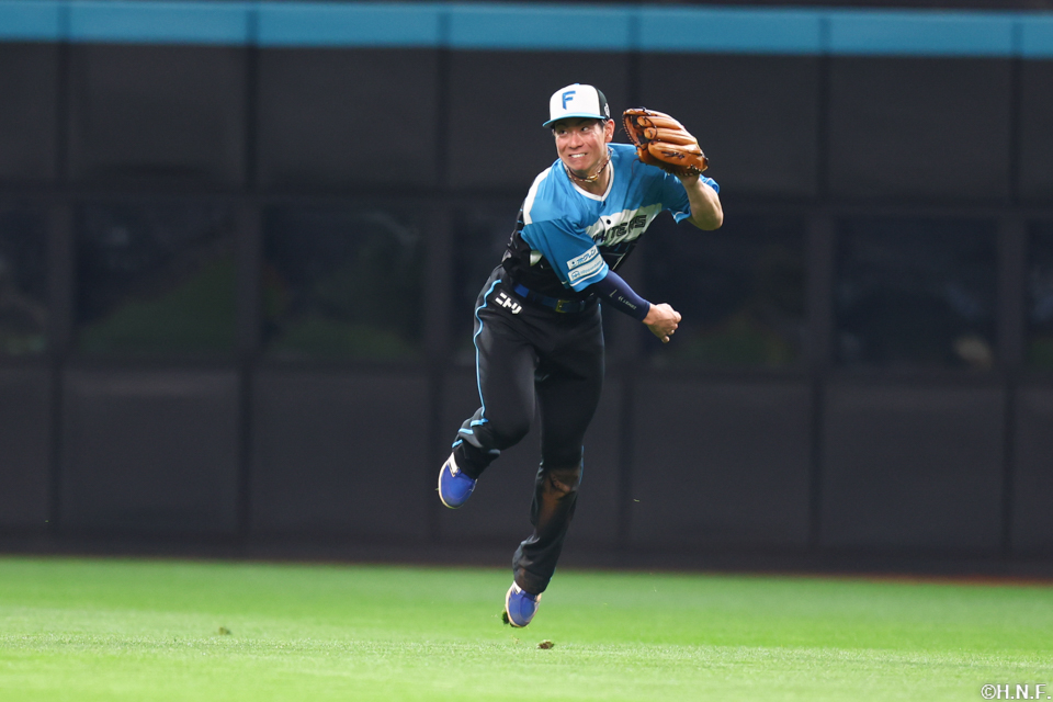 9回表、本塁へ送球する松本剛選手