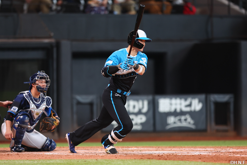 9回裏、ライトへ二塁打を放つ清宮選手01