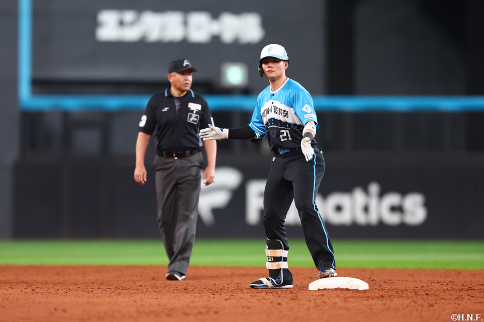 9回裏、ライトへ二塁打を放つ清宮選手02