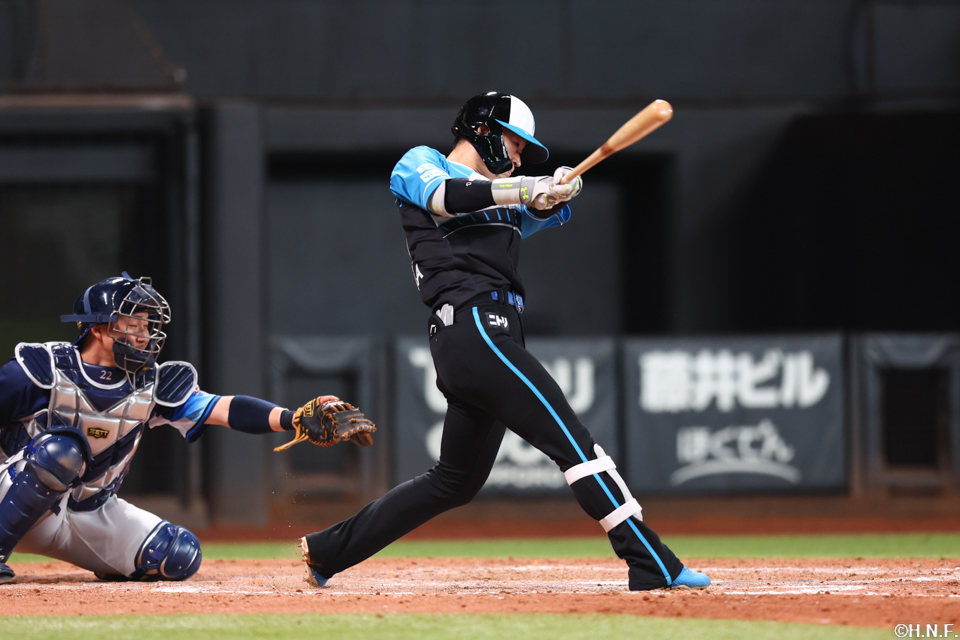 9回裏、センターへ適時打を放つ矢澤選手01