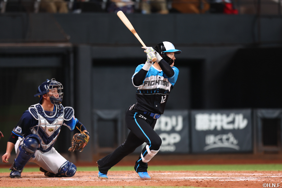 9回裏、センターへ適時打を放つ矢澤選手02