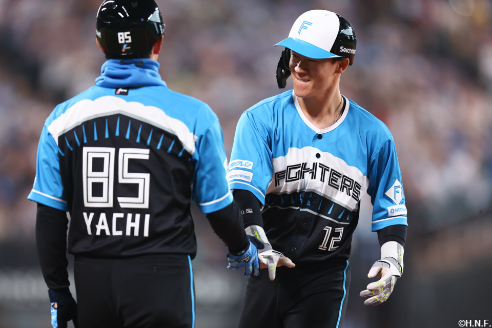 9回裏、センターへ適時打を放つ矢澤選手03