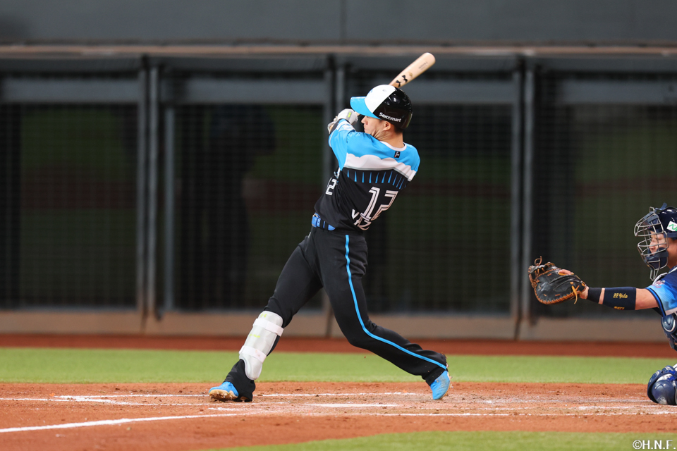 3回裏、ライトへヒットを放つ矢澤選手