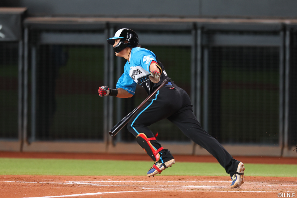 3回裏、ライトへ適時打を放つ野村選手02