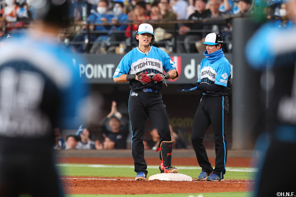 3回裏、ライトへ適時打を放つ野村選手03